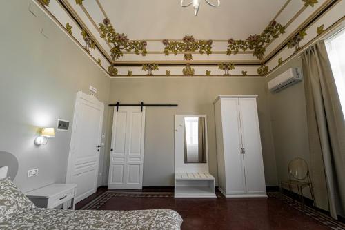 锡拉库扎Gli specchi di Archimede的带床和天花板的客房