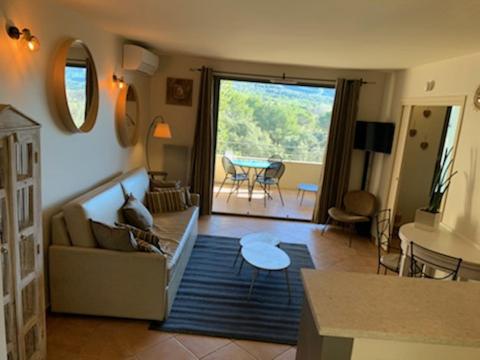 索马讷-德沃克吕兹appartement cosy avec climatisation réversible GOLF DE SAUMANE的客厅配有沙发和桌子