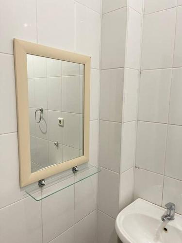 奇姆肯特Mondial apartments的白色的浴室设有镜子和水槽