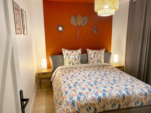 卡斯特尔L'alcôve - Parking, Calme, Terrasse的一间卧室配有一张橙色墙壁的床