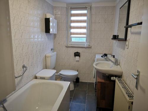 埃森POLAT Apartments 4的带浴缸、卫生间和盥洗盆的浴室