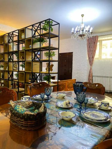 埃里温Shirbakyan Boutique Hotel & Apartments的一间用餐室,配有餐桌和餐具