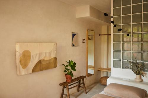 圣胡安DADA JAJA by DW的一间配有沙发的房间和墙上的绘画