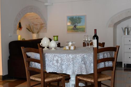 阿尔贝罗贝洛BORGANTHIA的餐桌,配有白色桌布和酒杯