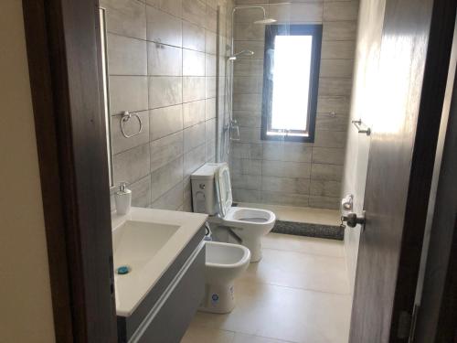 梅塞德斯Apartamento céntrico 3 Edificio picazzo en Mercedes Uruguay的浴室设有2个卫生间、水槽和浴缸。