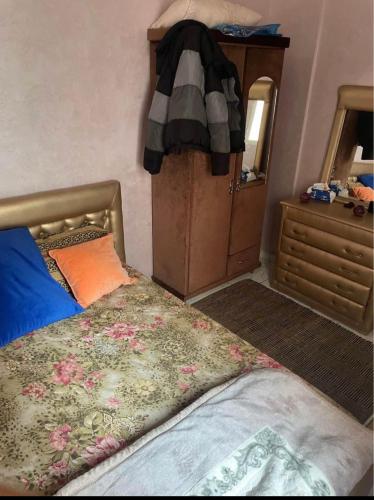 卡萨布兰卡Islam log的一间卧室配有一张床、梳妆台和镜子
