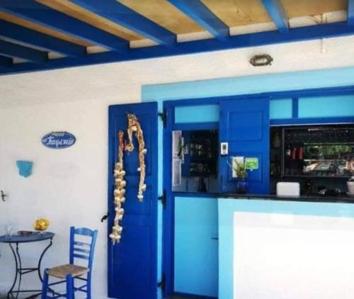 Vagia蓝色海豚公寓的蓝色的厨房,带柜台和蓝色门