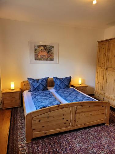 马格德堡Gästewohnung " Am Harsdorf "的一间卧室配有一张带蓝色枕头的大型木制床。