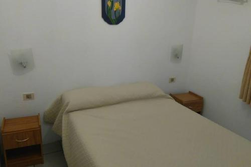 拉佩德雷拉La Rosadita, un escape tranquilo en La Pedrera.的卧室配有白色的床和墙上的时钟