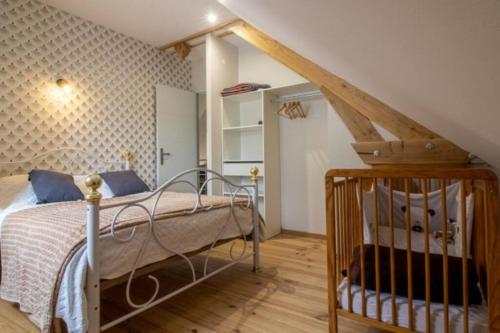 Arcizans-AvantEden des Pyrénées的一间卧室设有一张床和一个楼梯
