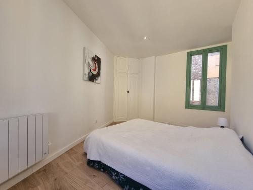 FourquesMon Petit Patio - 4 chambres的白色的卧室设有床和窗户