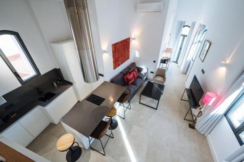塞维利亚apartamentos montevideo 6的享有带桌椅的客厅的顶部景色。