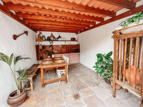 圣克鲁斯-德拉帕尔马Casa La Encarnación的一间设有桌子和一些植物的用餐室