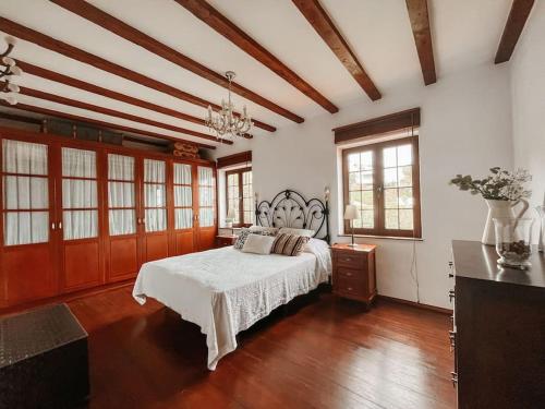圣克鲁斯-德拉帕尔马Casa La Encarnación的一间铺有木地板的大卧室,配有一张床