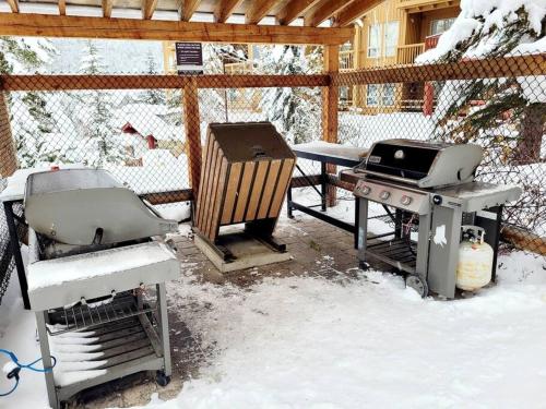 潘诺拉马Panorama Springs Lodge by FantasticStay的一个带烧烤架和炉灶的雪地庭院