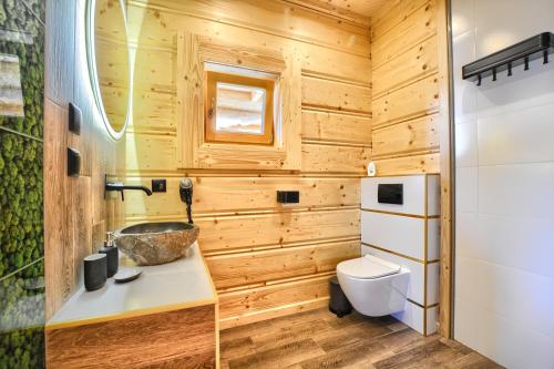 索利纳Santa Angela Solina Centrum - Zapora的木制浴室设有水槽和卫生间