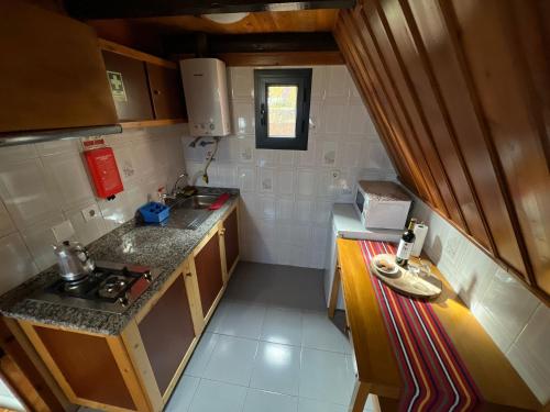 桑塔纳Abrigo da Serra- Nature Trails的小厨房配有炉灶和台面