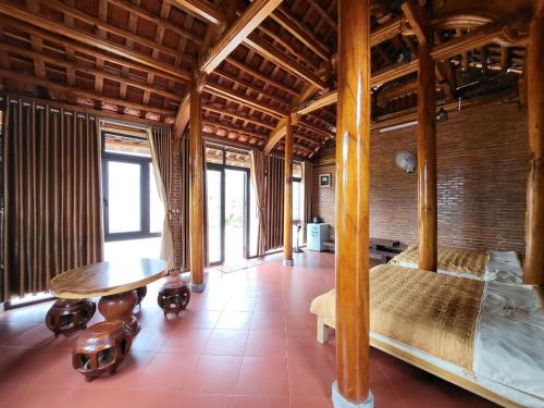 邦美蜀T'Farmstay villa and resort Buon Ma Thuot City的卧室配有一张床和一张桌子