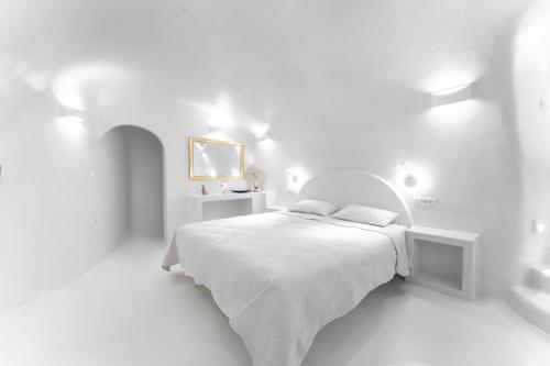 卡特瑞杜斯Sun Naam Home Santorini with heated jacuzzi的白色的卧室设有白色的床和白色的墙壁