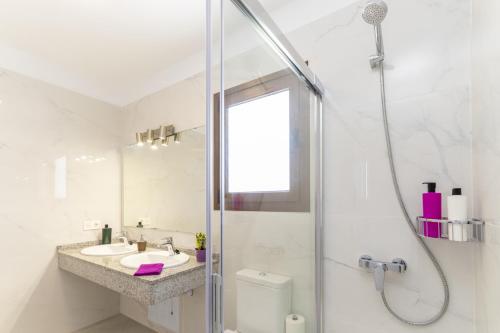 普拉亚布兰卡Villa Matilde by Villa Plus的白色的浴室设有水槽和淋浴。