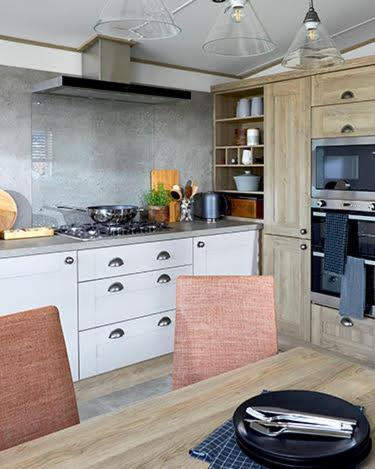 海滨韦尔斯港Holkham Lodge的厨房配有桌椅和炉灶。