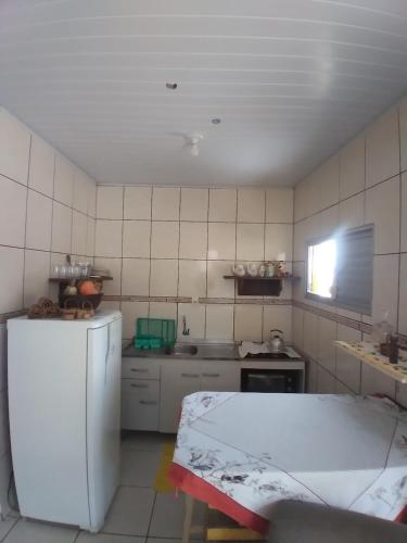 拉古纳Casa verde的厨房配有白色冰箱和水槽