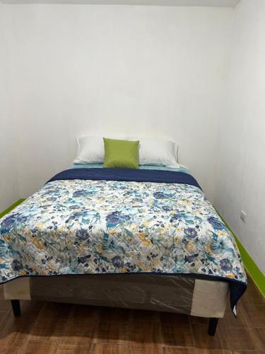 克萨尔特南戈Casa Díaz的一间卧室配有一张带蓝色和白色被子的床