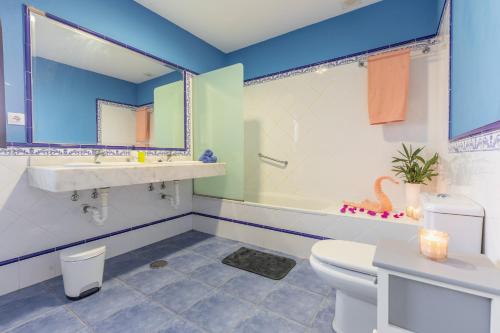 科拉雷侯Casa Garcia的一间带卫生间、水槽和镜子的浴室