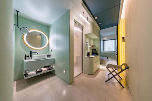 上海静安寺淮海中路亚朵X酒店的一间带水槽和镜子的浴室