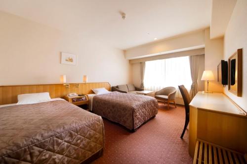 滨松滨松皇冠饭店的酒店客房带两张床和一个客厅