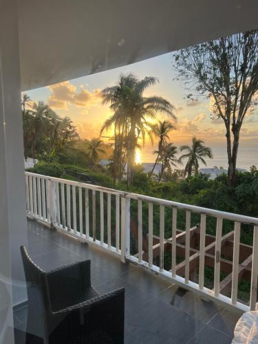 圣塔芭芭拉-山美纳Amazing views!!的阳台享有大海和棕榈树的景致。