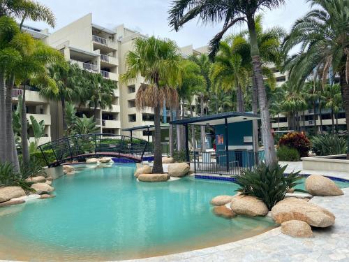 布里斯班City/Valley Resort Apartment的一座带桥梁和棕榈树的大型游泳池
