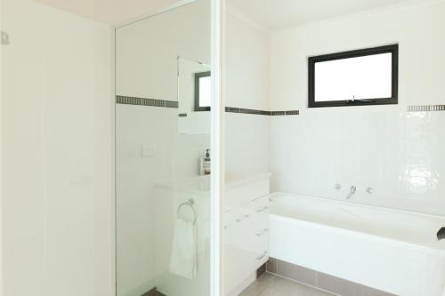 奥福德Rivers Edge Retreat的白色的浴室设有浴缸和淋浴。