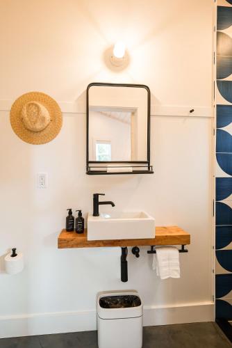 斯廷森海滩Shortboard Room includes Queen Bed的一间带水槽和镜子的浴室
