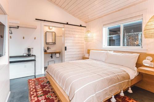 斯廷森海滩Shortboard Room includes Queen Bed的一间卧室设有一张床和一个窗口