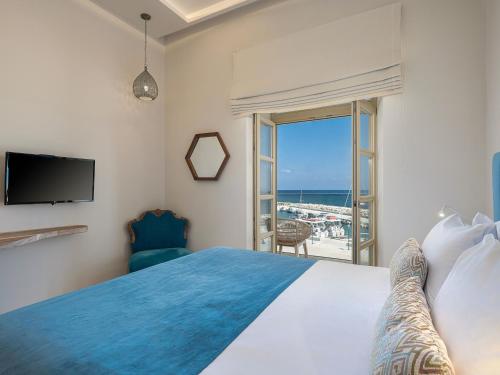 科林瓦里奥Avra Apartments Kolymbari Harbour的一间卧室配有一张床,享有海景