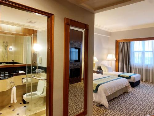 哥打巴鲁Renai Hotel Kota Bharu的一间酒店客房 - 带一张床和一间浴室