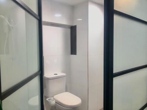 八打灵再也Minimalist Boho Loft,2-6pax, The Curve, IKEA, Bandar Utama, Damansara的一间带卫生间和玻璃门的浴室