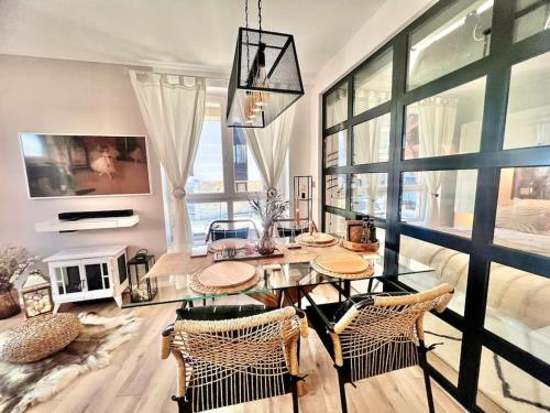 班斯科Boutique lux design apartment @Bansko Royal Towers的一间设有玻璃桌和椅子的用餐室