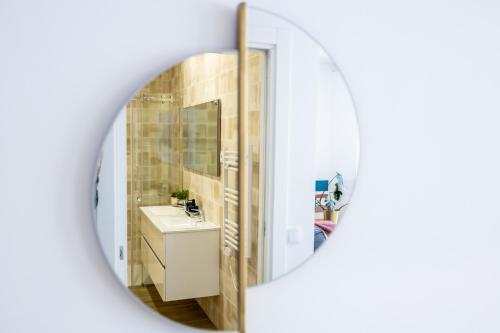 布尔高The Kuuyi Suite的一间带水槽和镜子的浴室