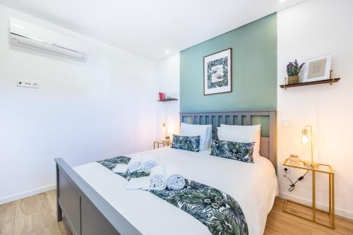 布尔高The Kuuyi Suite的一间卧室设有一张大床和蓝色的墙壁