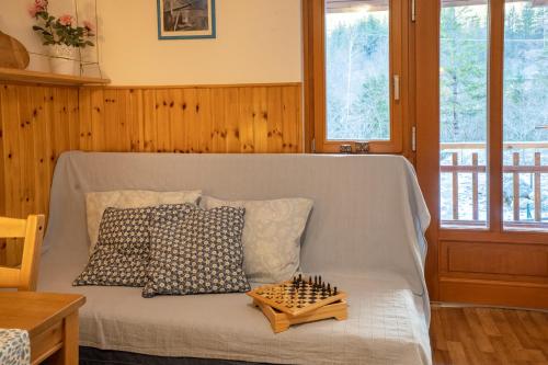 索卡Bovec Home At Three Samoyeds的一张床上的棋盘