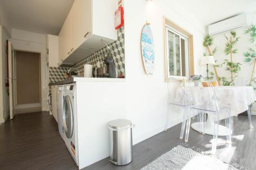 卡尔卡维洛斯Beachome4u的厨房以及带洗衣机和烘干机的用餐室。