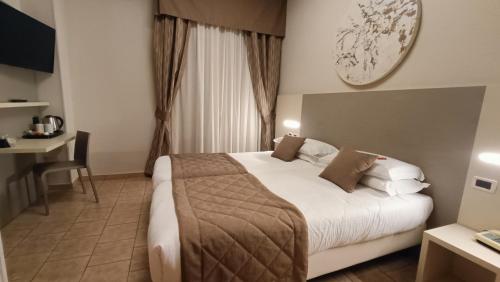 卡莱扎诺瓦勒玛丽娜的酒店客房设有一张大床和一张书桌。