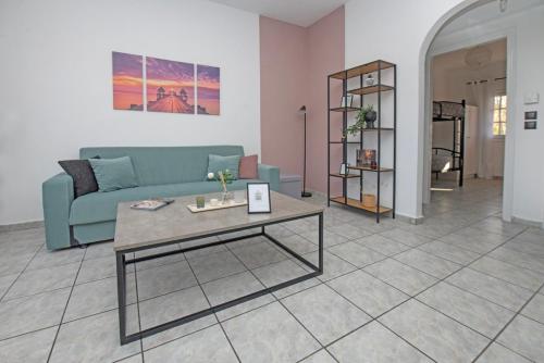 帕拉马Ionian Luxury Apartments的客厅配有蓝色的沙发和桌子
