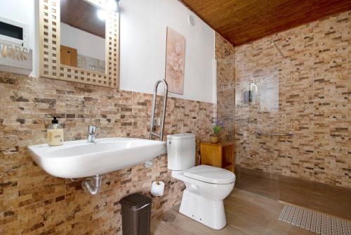 因赫尼奥Casa Las Toscas的浴室配有白色水槽和卫生间。