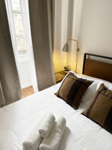 纽约Outsite Chelsea的卧室内的床上的两条毛巾
