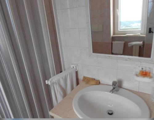 圣安吉罗山Santangelo Hotel的浴室设有白色水槽和镜子