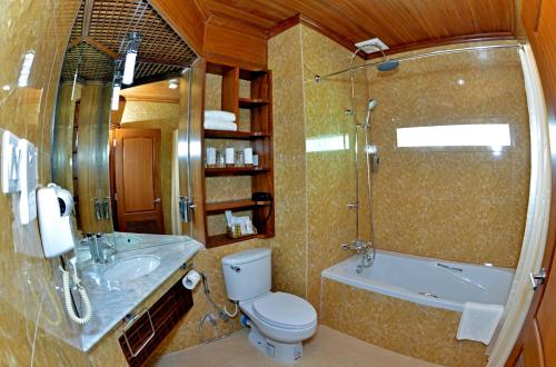 仰光悉尼酒店的浴室配有卫生间、盥洗盆和淋浴。