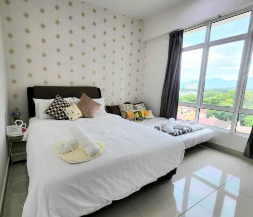 怡保IPOH CITY CENTRE Majestic Homestay Pool View 3 mins Walking to Famous Food Places & 15mins to Old Town Ipoh by Happy Homestay的一间卧室设有两张床和大窗户